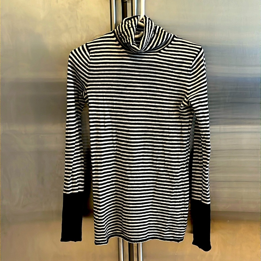 Neiman Marcus The Cashmere Collection woman's long sleeve turtle neck shirt